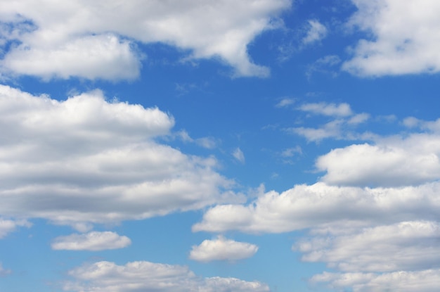 青い空に白い雲