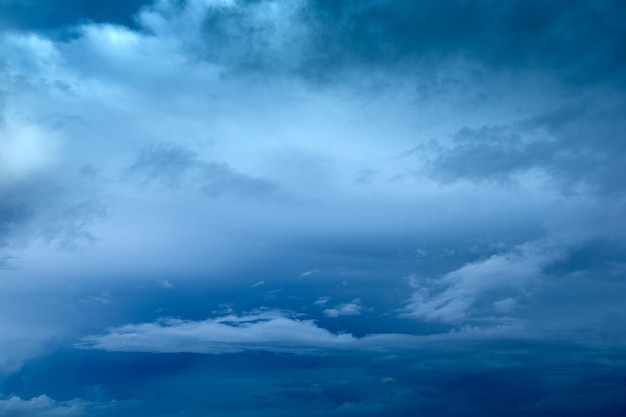 青い空に白い雲