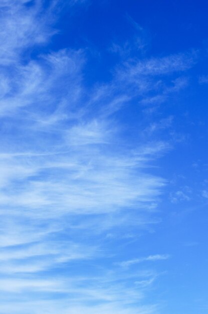 Foto nuvole bianche nel cielo blu