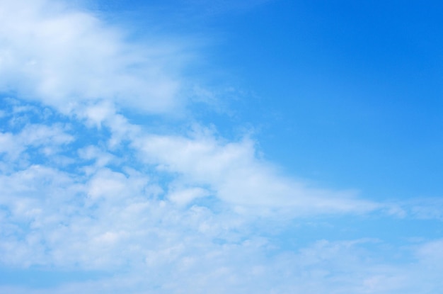 Nuvole bianche nel cielo blu