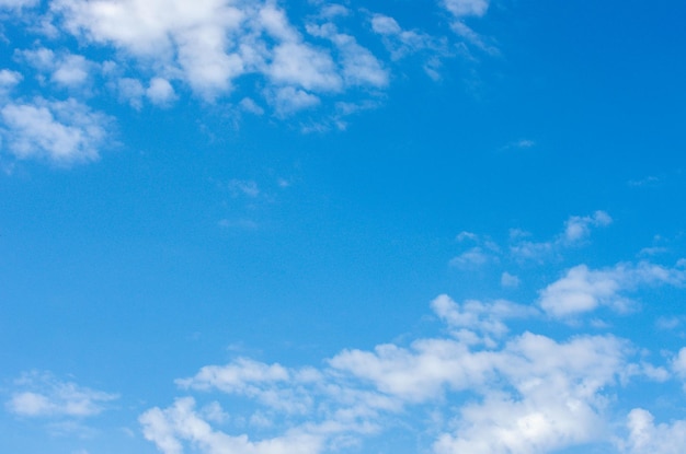 Nuvole bianche nel cielo blu