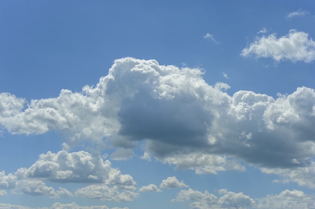 青い空に白い雲。