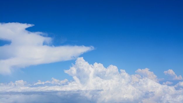 青い空に白い雲