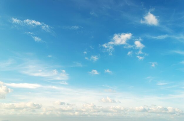 白い雲と青い空