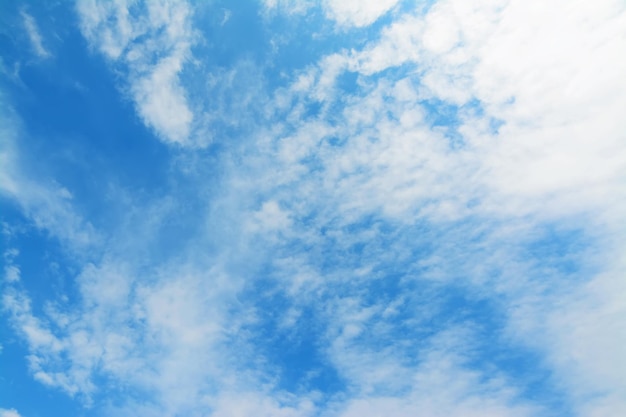 Nuvole bianche e cielo azzurro