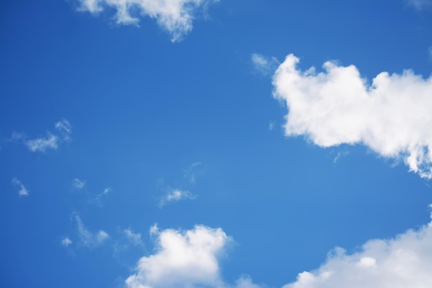Foto nuvole bianche nel cielo blu