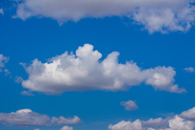 青空に白い雲