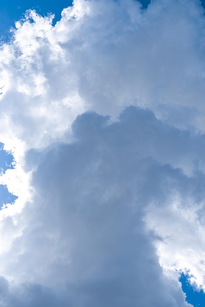 青い空の中の白い雲。