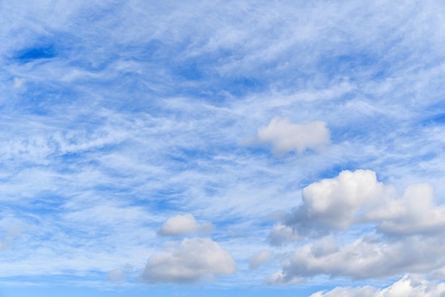 Foto nuvole bianche in un cielo blu brillante la bellezza della natura