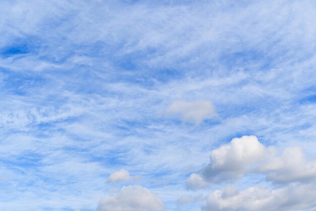 Foto nuvole bianche in un cielo blu brillante la bellezza della natura