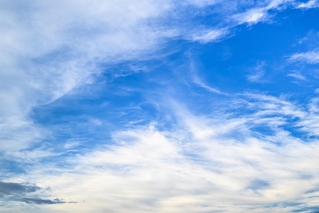 真っ青な空に白い雲、自然の美しさ。