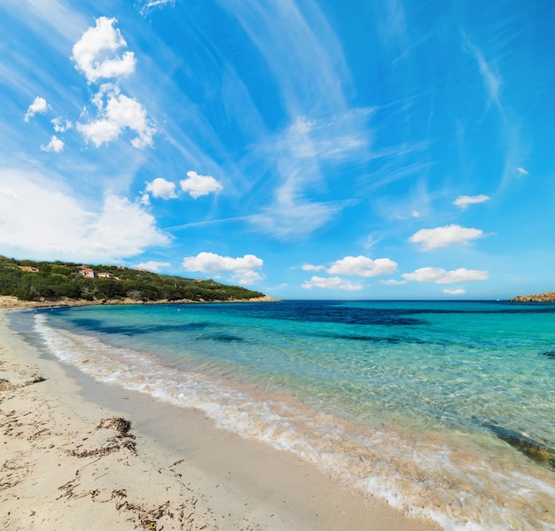 Cala Granu Sardinia 위의 흰 구름