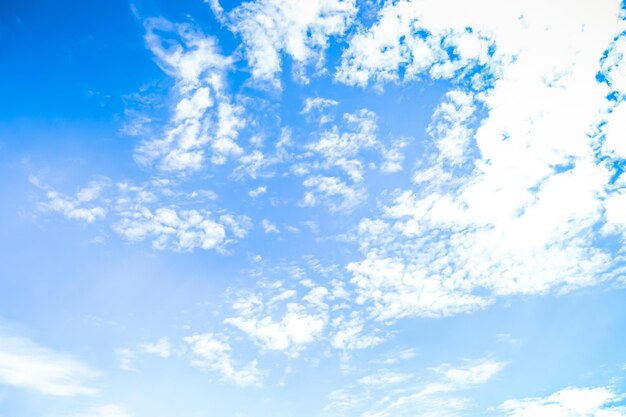 曇った青い空の白い雲抽象的な自然の背景