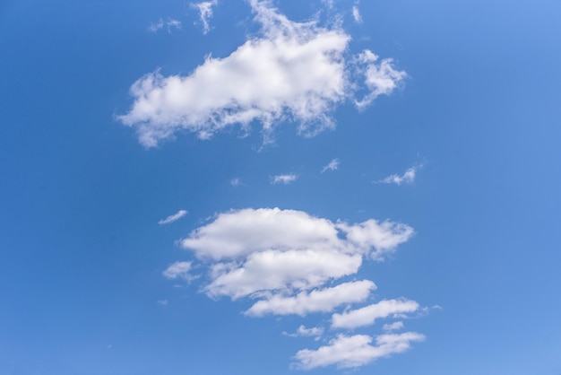 Foto nuvole bianche cumuliformi che galleggiano sul cielo blu per il concetto di sfondo