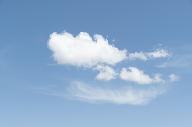 Le nuvole bianche hanno una forma pittoresca e rurale il cielo è nuvoloso e blu