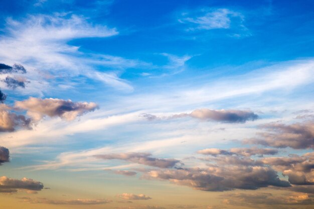 Фото Белые облака в синем небе