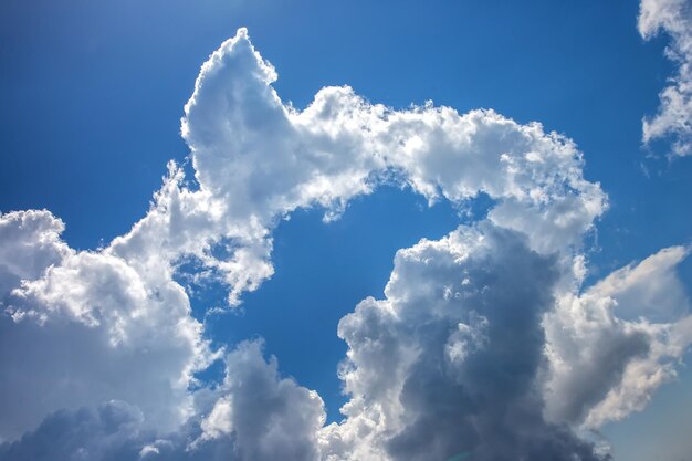 写真 明るい太陽に照らされた青い空の白い雲