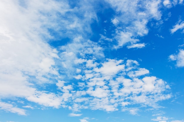 晴天の青い空に白い雲