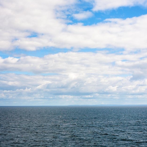 Фото Белые облака над холодным балтийским морем осенью