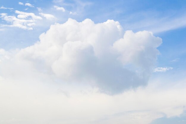 Foto nuvole bianche nel cielo in una giornata di sole