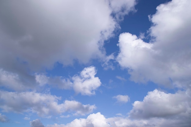 Vista naturale del cielo blu nuvoloso bianco