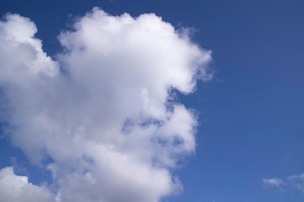 白く曇った 青い空 自然の景色