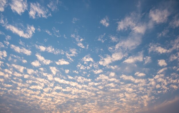 白い曇りと青い空。空に波状の雲。ふわふわの雲と夕焼け。