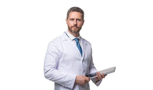 흰색 배경 의료 기록에 고립 된 태블릿 의료 기록을 가진 흰색 코트 의사