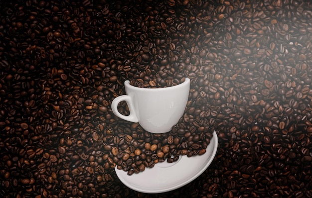 Una tazza di caffè bianco tra i chicchi di caffè tostati