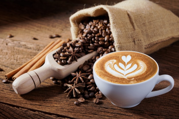 사진 화이트 커피 컵과 볶은 커피 콩