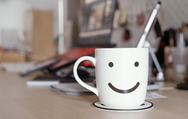 La tazza di caffè bianca ha un'area di lavoro per il background aziendale