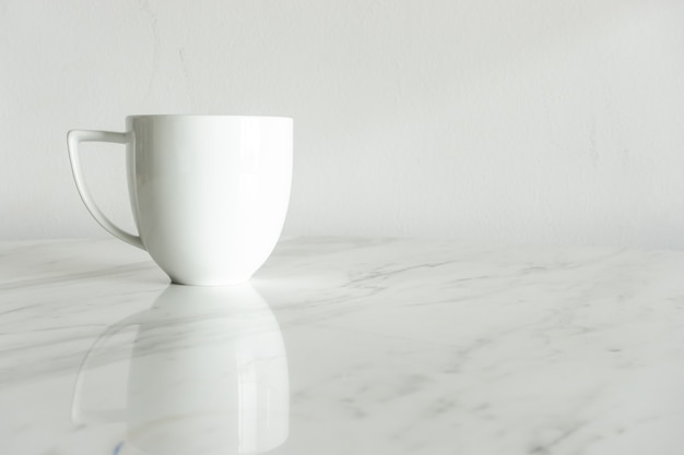 Foto tazza di caffè bianco sul tavolo di marmo