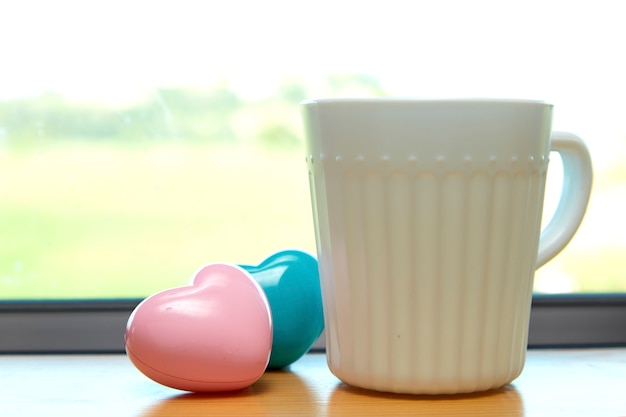 Foto tazza di caffè bianco bianco cuore rosa