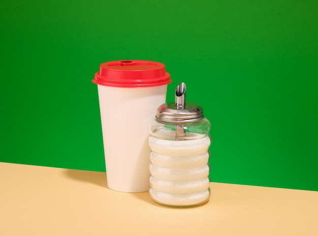 사진 색 커피 또는 차 컵에 빨간 <unk>과 설탕 카페에서 아침 식사