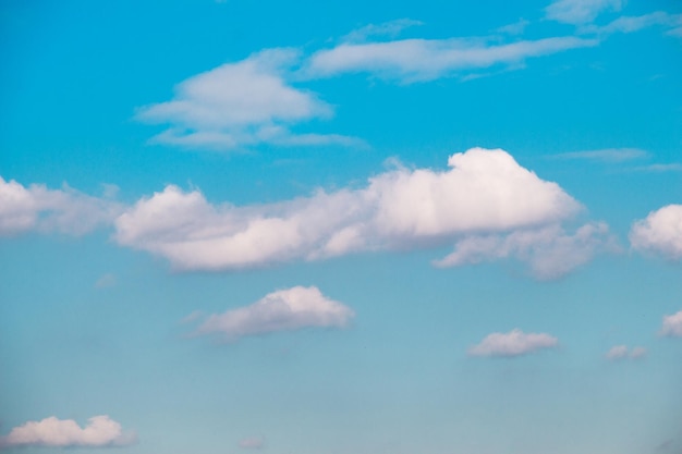 青い空を背景に白い色の雲が見つかった