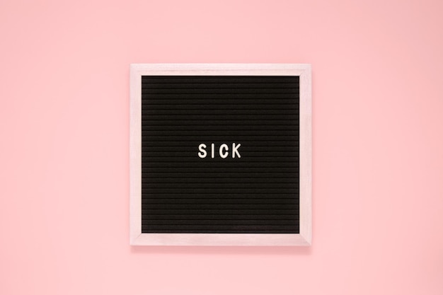 검은 펠트 보드 배경에 아픈 단어의 흰색 문자 의료 및 건강 관리 개념