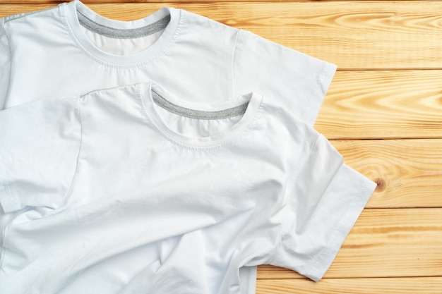 T-shirt di colore bianco con spazio copia per il tuo design. concetto di moda