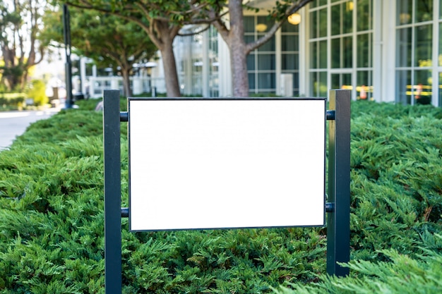 Photo white company sign concept in a garden