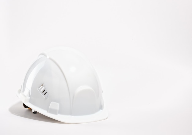 Photo a white construction safety helmet for the head copy space for text