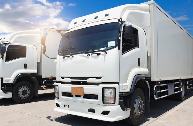 Camion contenitore bianco sul parcheggio in un cielo blu. trasporto merci.