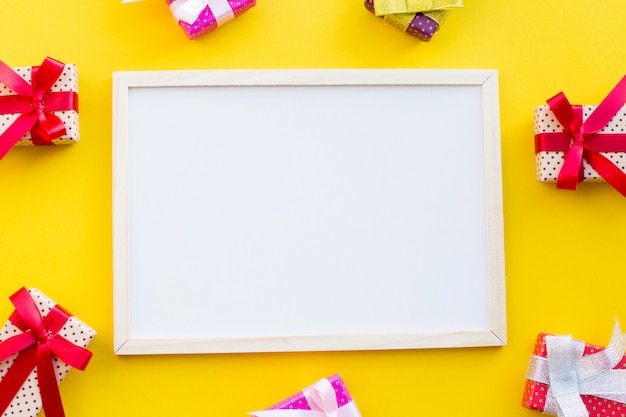 Photo white copy space with gift box on yellow background.