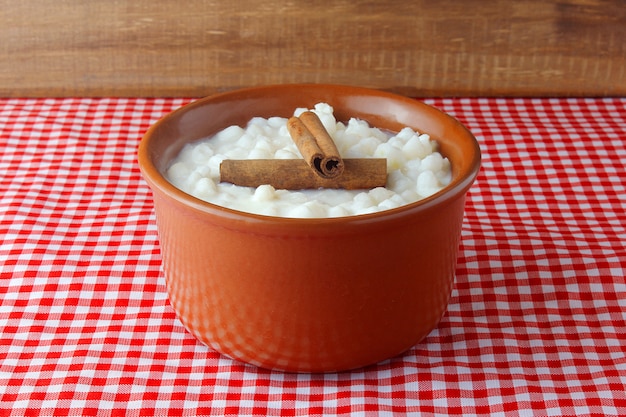 Mais bianco cotto con latte noto come canjica, canjicã £â £ o o mungunza, piatto tipico della gastronomia brasiliana