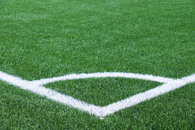 Белая угловая линия на зеленом футбольном поле