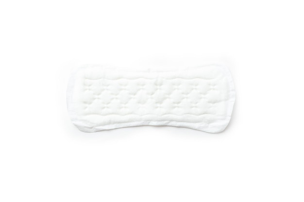 Гигиеническая прокладка из белого хлопка на белом фоне, вид сверху, плоская планировка, минимализм, менструальный цикл, женская гигиена и здравоохранение