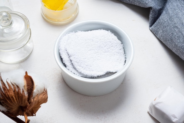 Rotondi per trucco viso riutilizzabili in cotone bianco. sul tavolo del gabinetto.