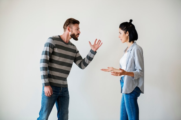 Foto coppia bianca che ha una discussione