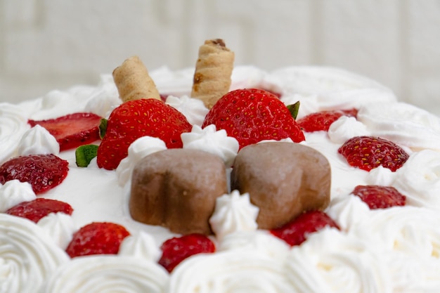 Фото Белый кремовый торт с клубникой и шоколадом
