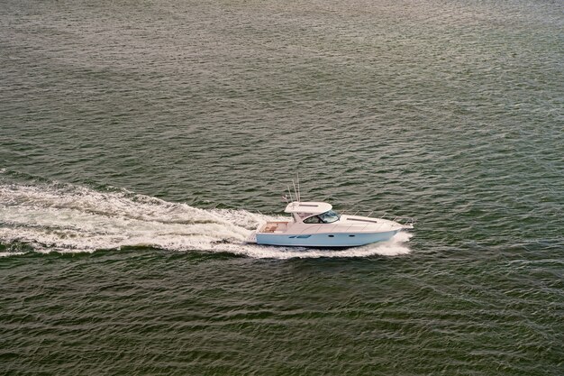 Photo white cruise touristic boat or yacht floating on turquoise water on natural background sunny summer outdoor near miami