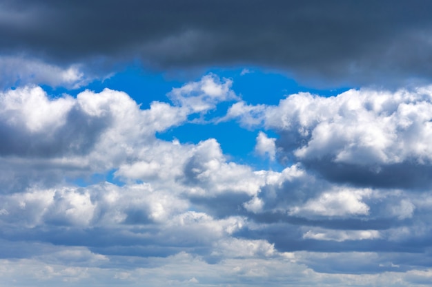 青い空の背景、自然現象の背景とテクスチャの白い積雲