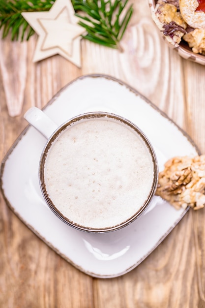 Foto cappuccino bianco della tazza di caffè e biscotti fatti in casa, vista dall'alto